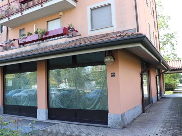 negozio in vendita a Segrate in zona Redecesio