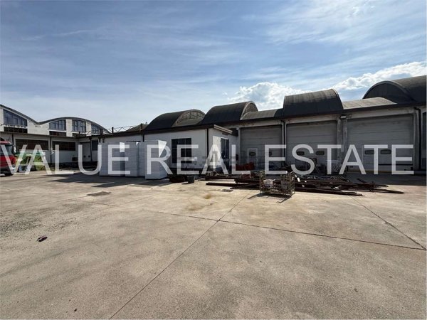 locale commerciale in vendita a Segrate