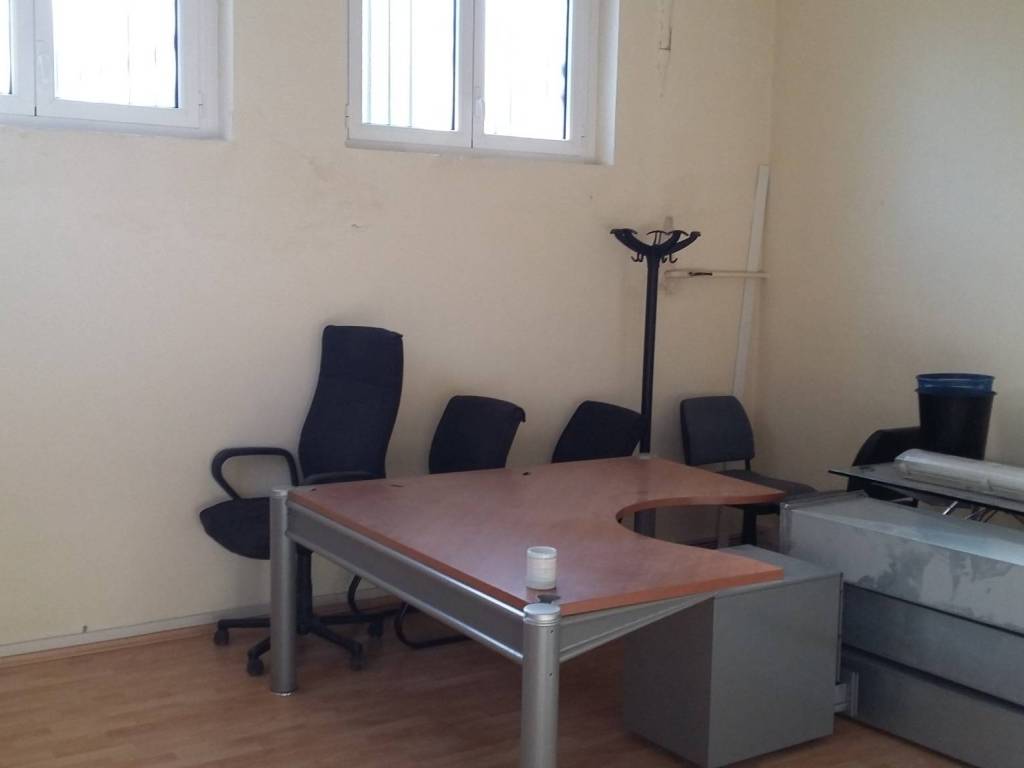 locale commerciale in vendita a Segrate