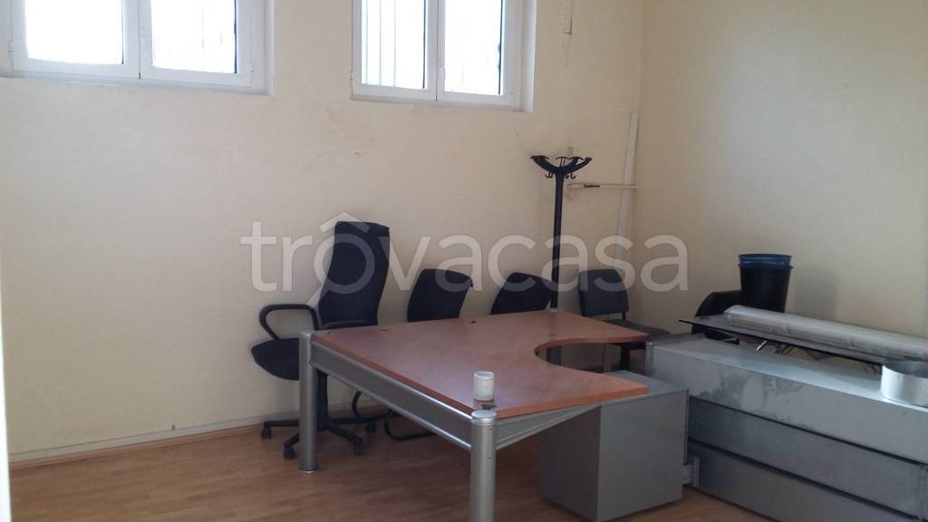 locale commerciale in vendita a Segrate