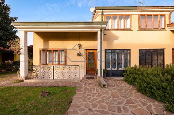 casa indipendente in vendita a Segrate