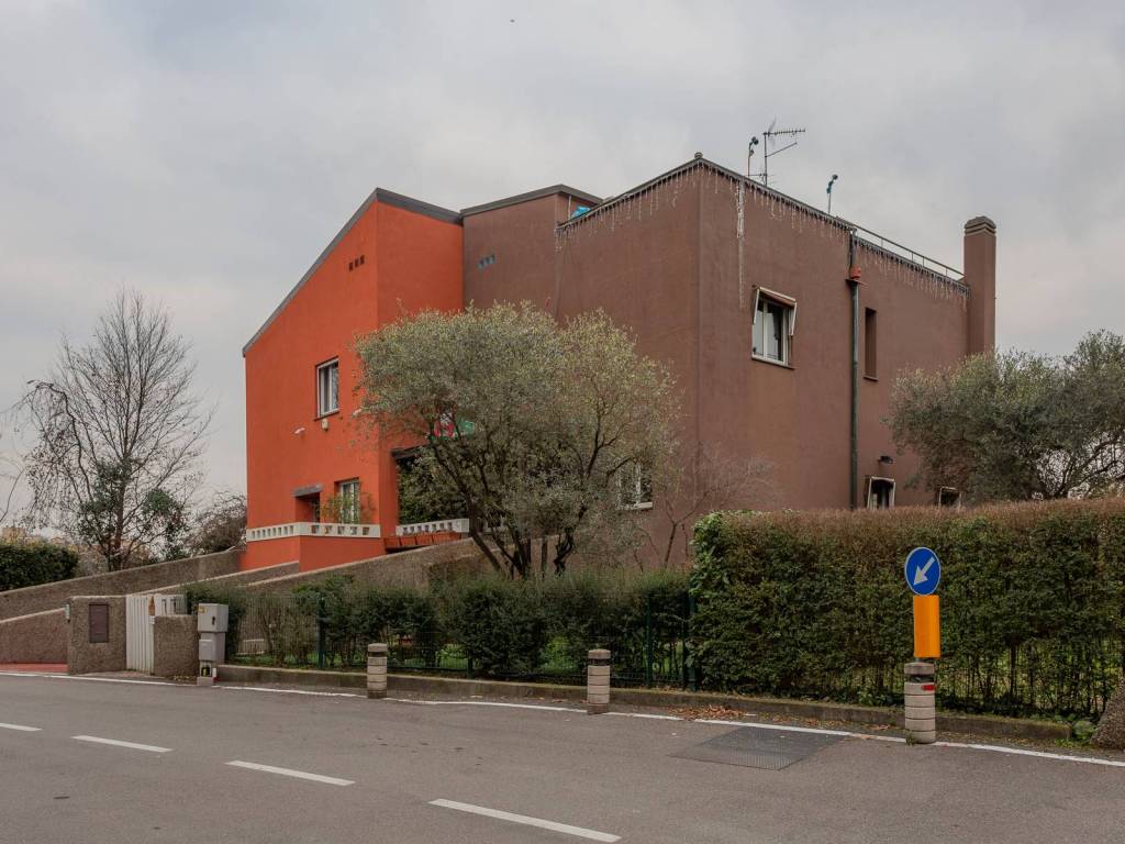 casa indipendente in vendita a Segrate in zona Novegro