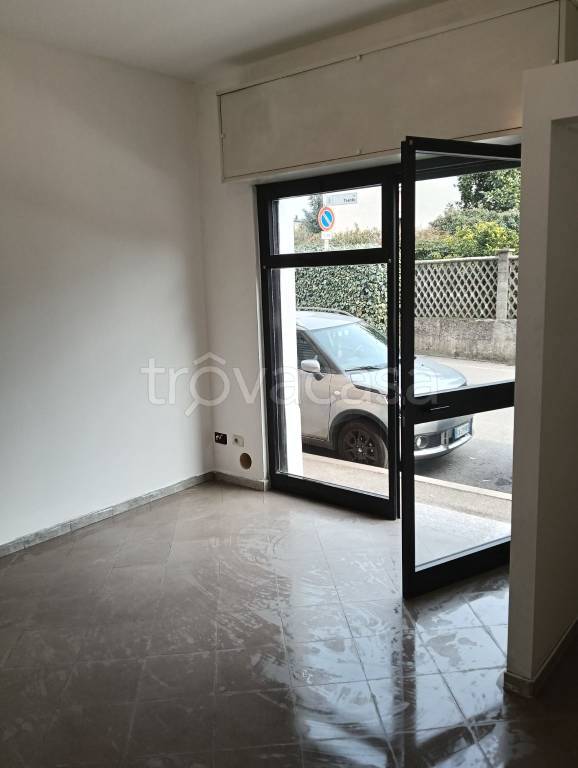 negozio in vendita a Segrate in zona Redecesio