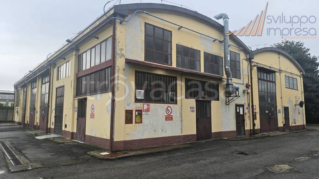 locale commerciale in vendita a Segrate