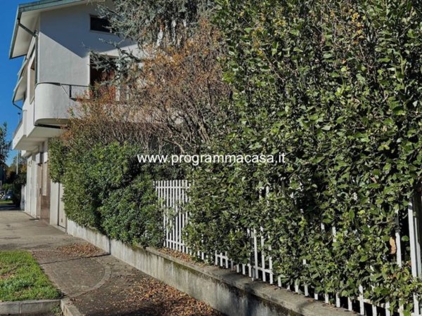 casa indipendente in vendita a Segrate in zona Redecesio