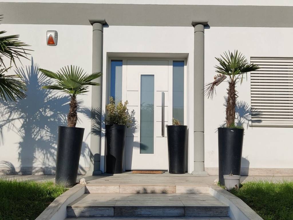 casa indipendente in vendita a Segrate in zona Redecesio