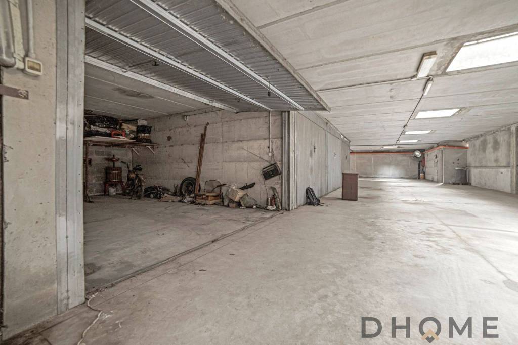 negozio in vendita a Segrate in zona Novegro