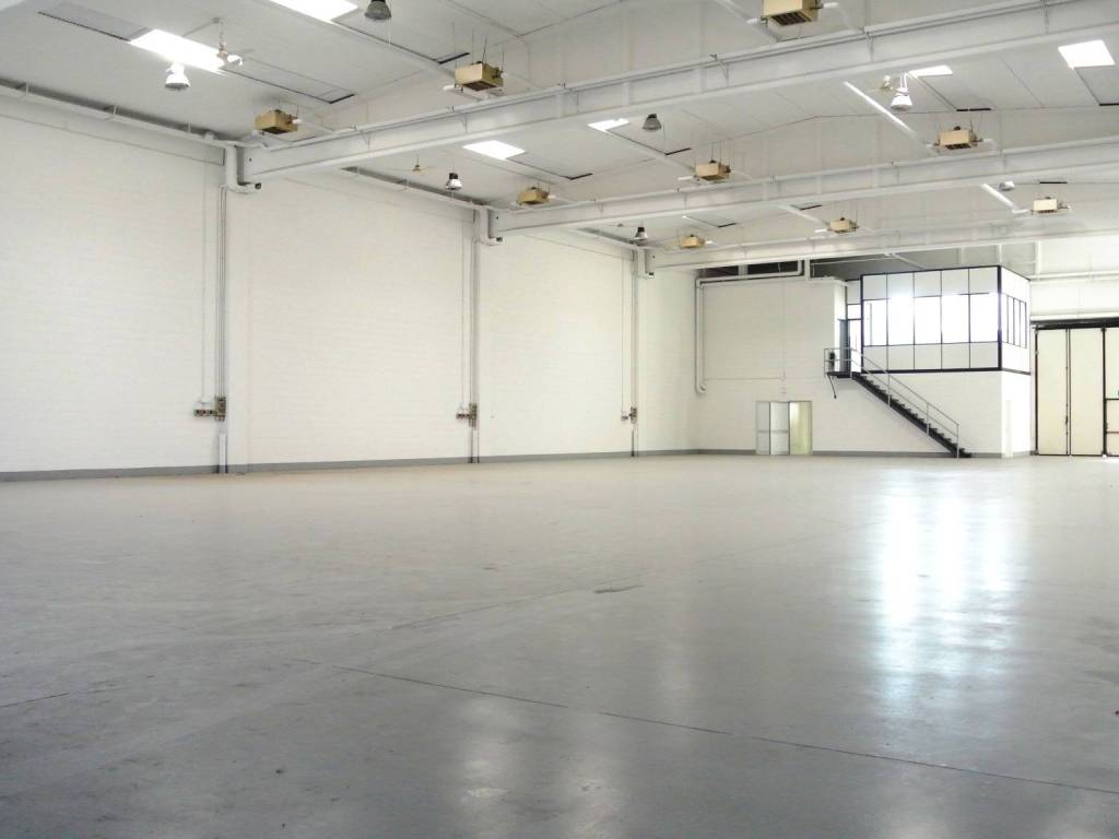 locale commerciale in vendita a Segrate