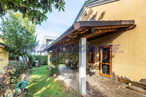 casa indipendente in vendita a Segrate