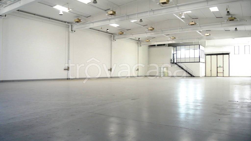 locale commerciale in vendita a Segrate