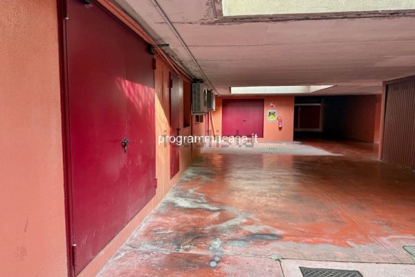 locale commerciale in vendita a Segrate in zona Redecesio