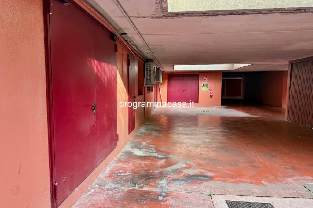 locale commerciale in vendita a Segrate in zona Redecesio