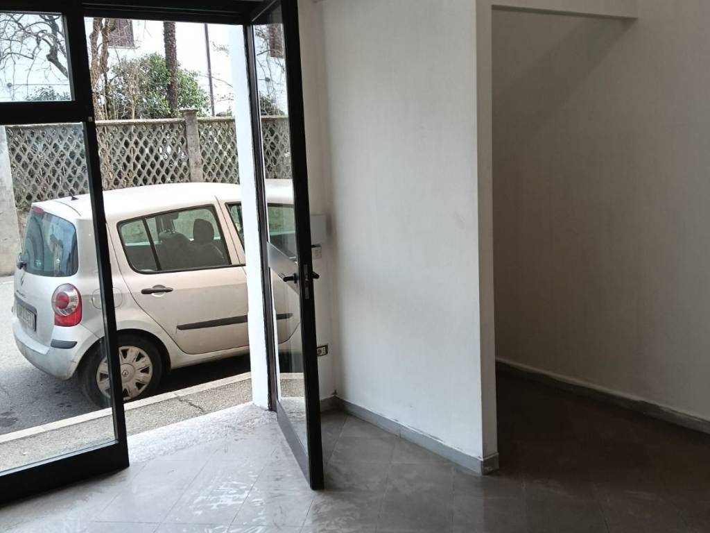 negozio in vendita a Segrate in zona Redecesio