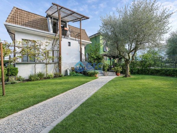 casa indipendente in vendita a Segrate