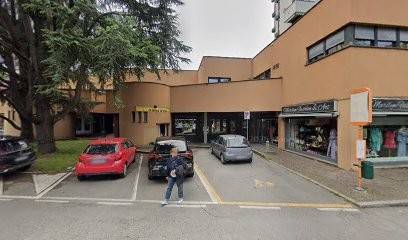 negozio in vendita a Segrate in zona Novegro