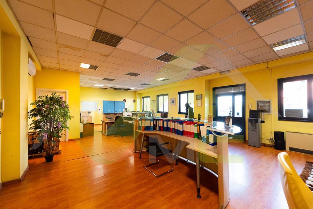 locale commerciale in vendita a Segrate
