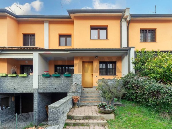 casa indipendente in vendita a Segrate in zona Redecesio