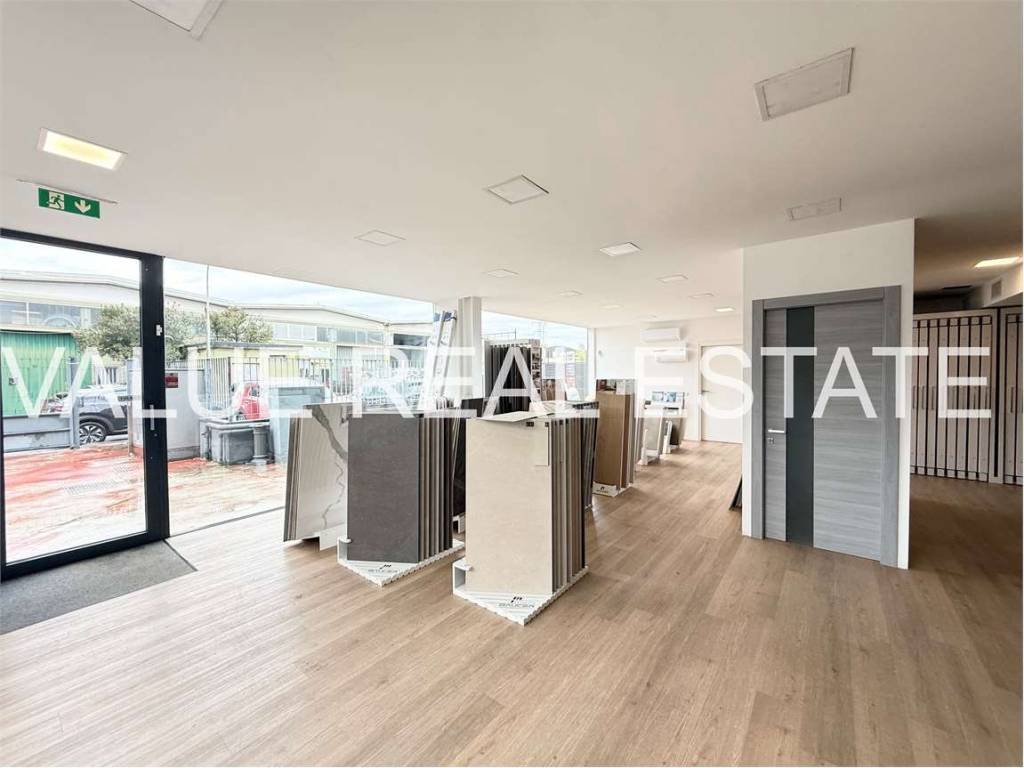 locale commerciale in vendita a Segrate