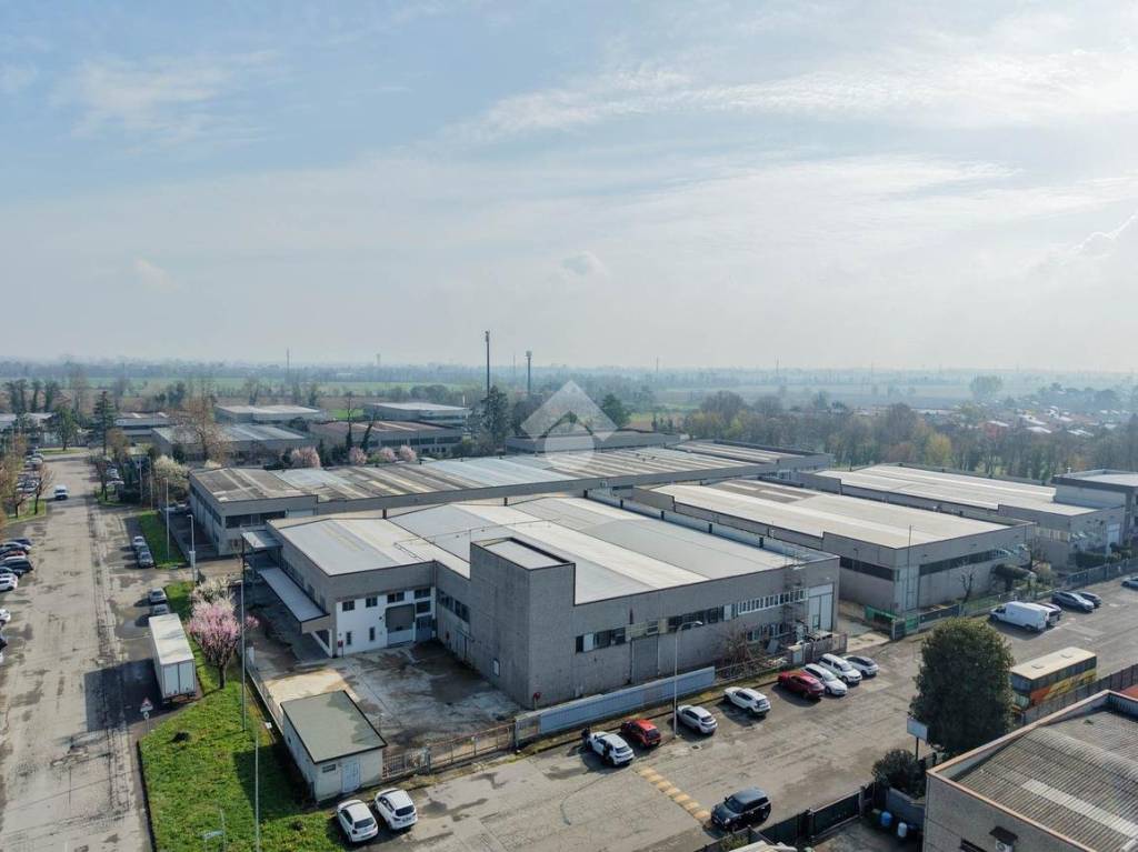 locale commerciale in vendita a Segrate