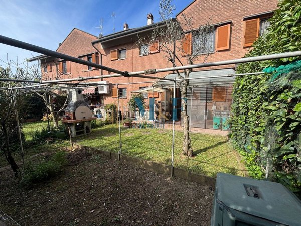 casa indipendente in vendita a Segrate in zona Rovagnasco