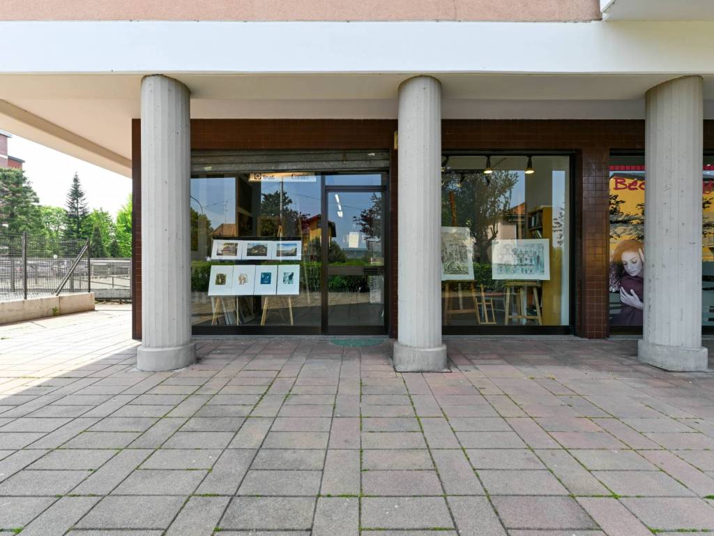 negozio in vendita a Segrate in zona Redecesio