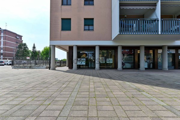 locale commerciale in vendita a Segrate in zona Redecesio