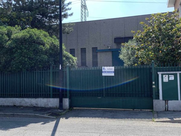 locale commerciale in vendita a Segrate