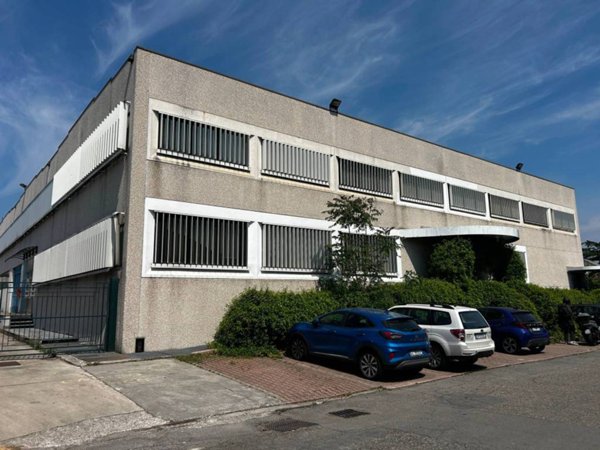 locale commerciale in vendita a Segrate