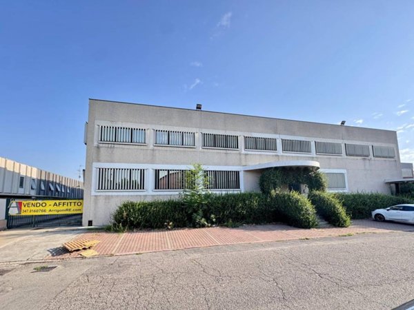 locale commerciale in vendita a Segrate in zona Novegro