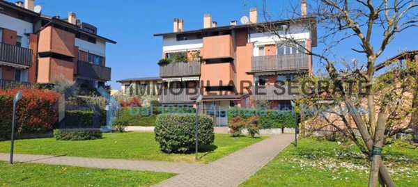 appartamento in vendita a Segrate in zona Redecesio
