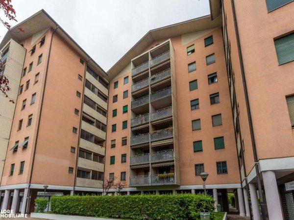 appartamento in vendita a Segrate in zona Redecesio