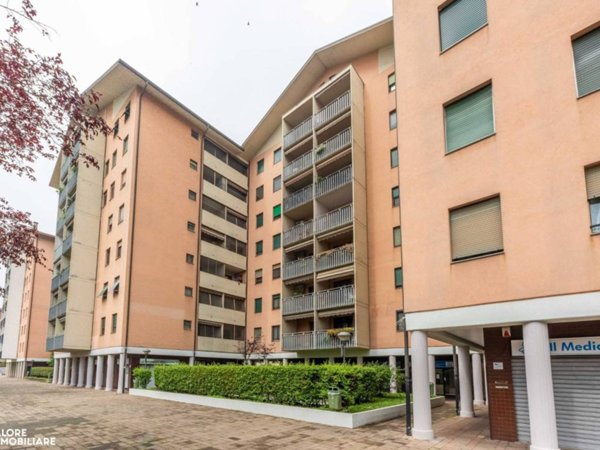 appartamento in vendita a Segrate in zona Redecesio