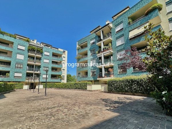 appartamento in vendita a Segrate in zona Redecesio