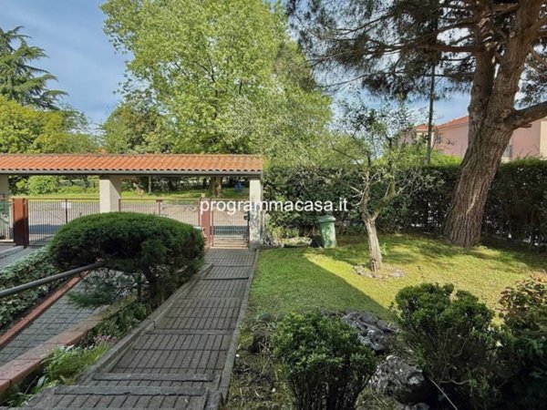 casa indipendente in vendita a Segrate in zona Rovagnasco