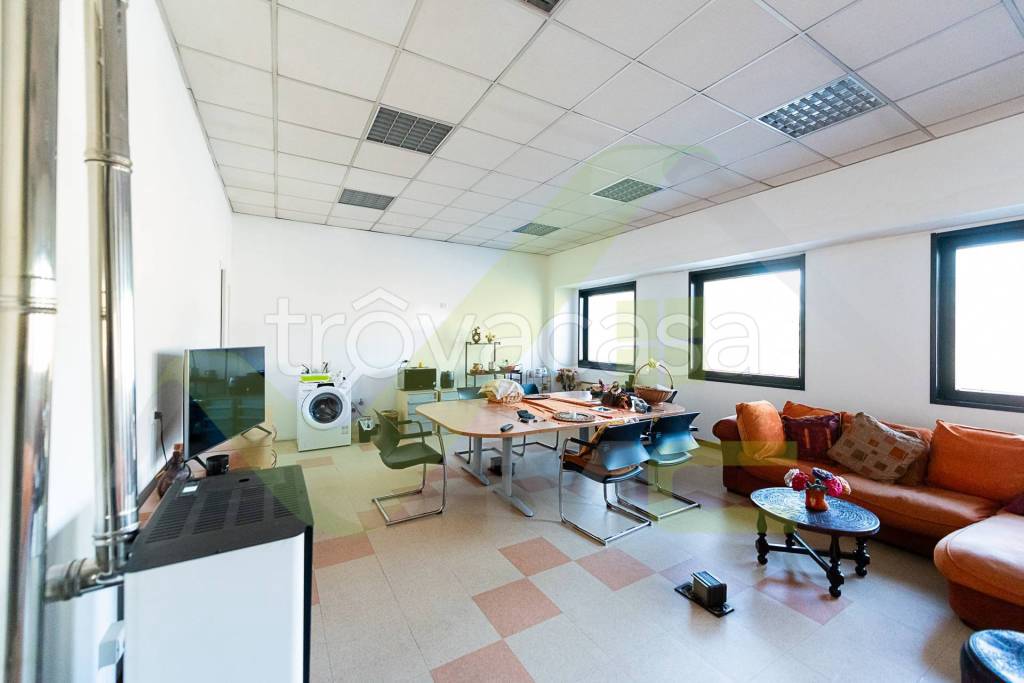locale commerciale in vendita a Segrate in zona Novegro