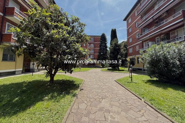 appartamento in vendita a Segrate in zona Redecesio