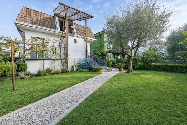 casa indipendente in vendita a Segrate