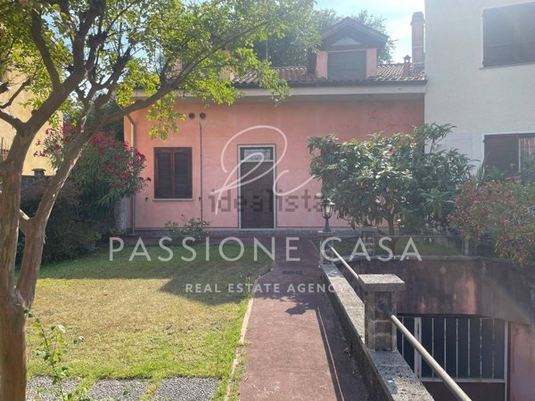 casa indipendente in vendita a Segrate in zona Rovagnasco