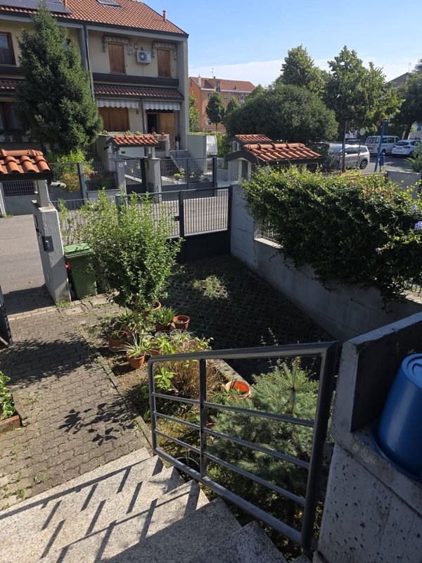 casa indipendente in vendita a Segrate in zona Redecesio