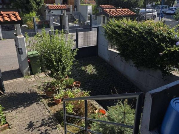casa indipendente in vendita a Segrate in zona Redecesio