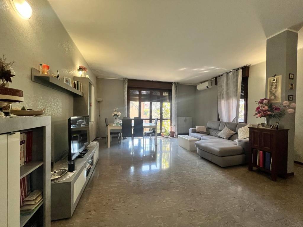 appartamento in vendita a Segrate in zona Redecesio
