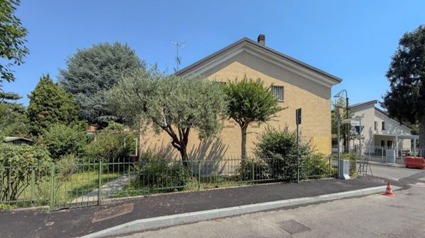 casa indipendente in vendita a Segrate in zona Rovagnasco
