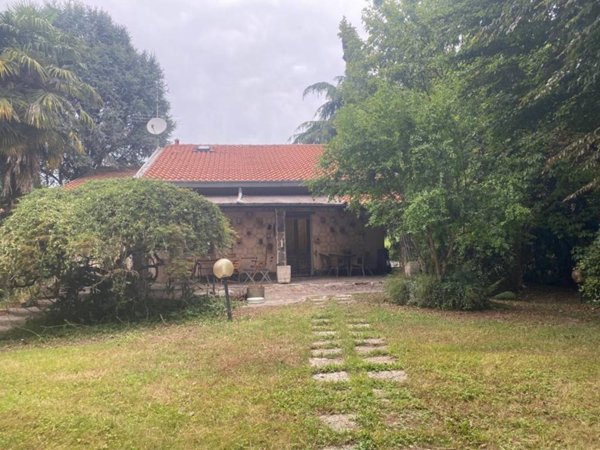 casa indipendente in vendita a Segrate in zona Rovagnasco