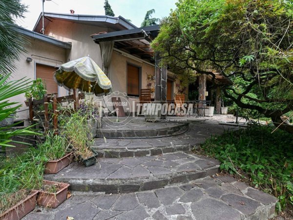 casa indipendente in vendita a Segrate in zona Rovagnasco