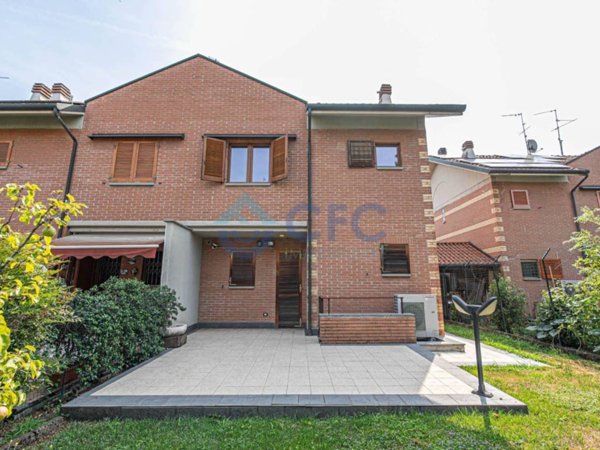 casa indipendente in vendita a Segrate in zona Rovagnasco