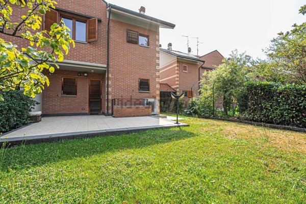 casa indipendente in vendita a Segrate in zona Rovagnasco