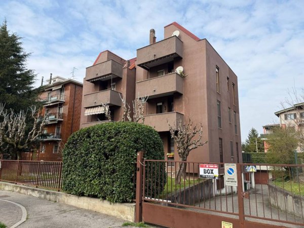 appartamento in vendita a Segrate in zona Redecesio