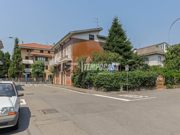 casa indipendente in vendita a Segrate in zona Redecesio