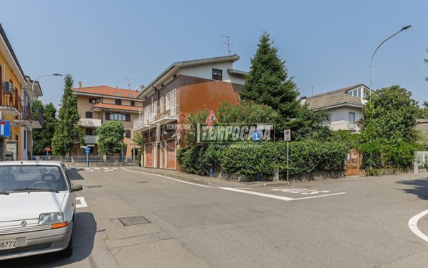 casa indipendente in vendita a Segrate in zona Redecesio