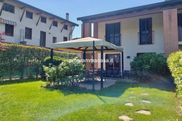 casa indipendente in vendita a Segrate in zona Rovagnasco